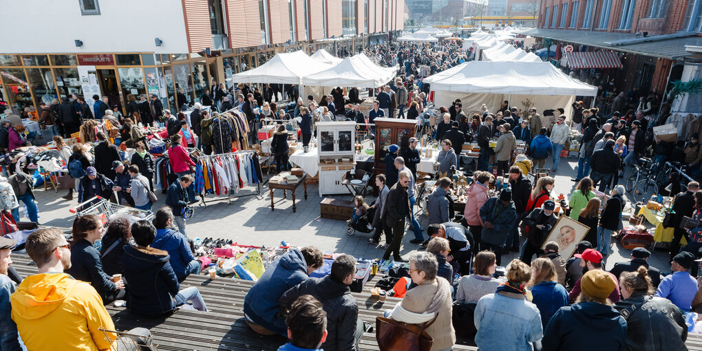 Menschen auf einem Flohmarkt