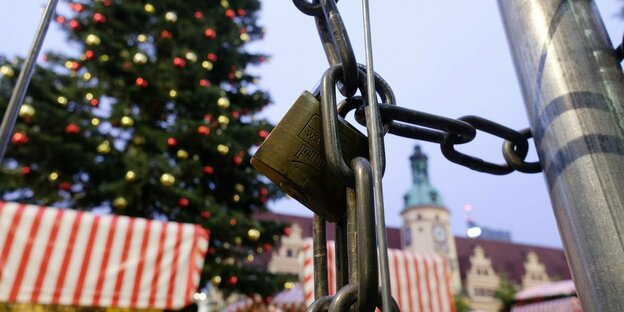 Der im Aufbau befindliche Leipziger Weihnachtsmarkt ist mit einem Bauzaun gesichert. In Sachsen sollen alle Weihnachtsmärkte abgesagt werden.