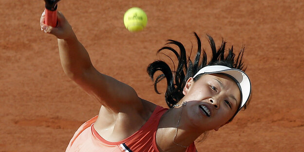 Peng Shaui sieht einen Tennisball auf sich zu fliegen