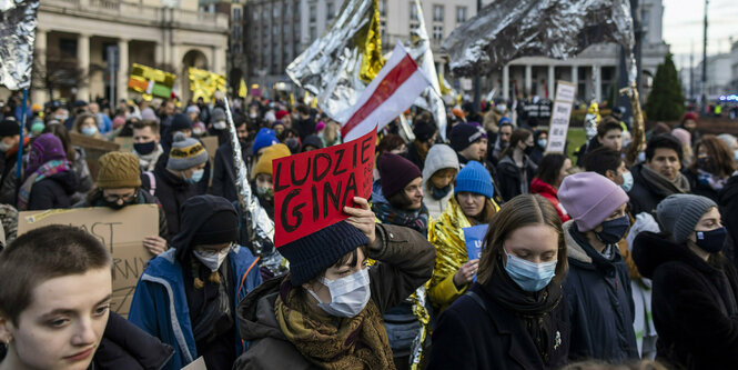 Polnische DemonstrantInnen solidarisieren sich mit den Flüchtenden an der Grenze zu Belarus