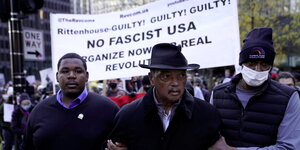 Bürgerrechtler Jesse Jackson wird auf einer Protest-Demo von zwei Menschen gestützt
