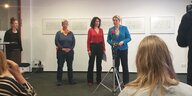 Franziska Giffey, Bettina Jarasch und Katina Schubert stehen und geben Statements