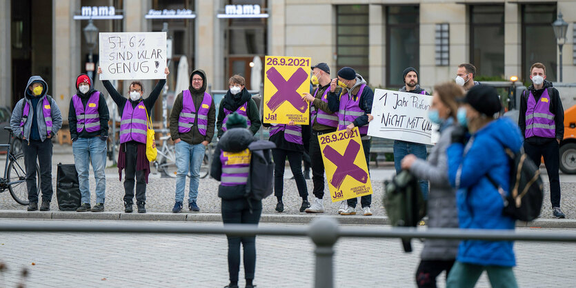 Menschen protestieren für die Umsetzung des Volksentscheids