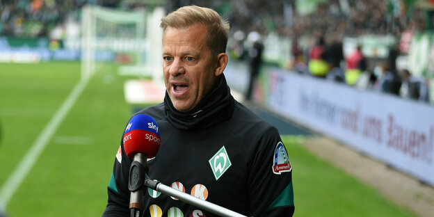 Der Fußballtrainer Markus Anfang vor Fernsehmikrofonen