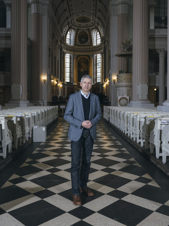 Pastor Bernhard Stief steht in der Nikolaikirche