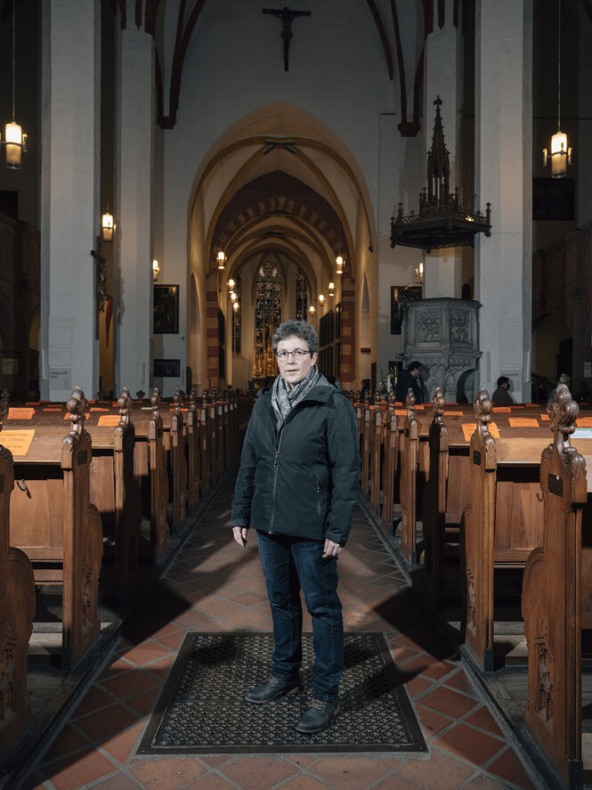 Pfarrerin britta Tadikken steht in der Thomaskirche