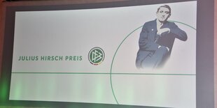 Auf einer Wandtafel sieht man den früheren jüdischen NAtionalspieler Julius Hirisch