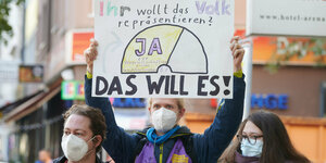 Demo-Schild von DW-Enteignen: "Ihr wollt das Volk repräsentieren? Das will es". Dazu eine Grafik, die die Mehrheitsentscheidung zum Volksentscheid zeigt