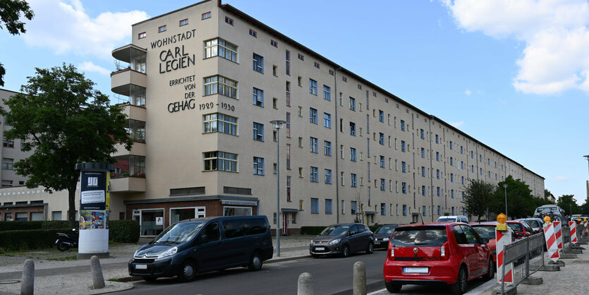 Blick auf die baumfreie Häuserfront der Wohnsiedlung Carl Legien