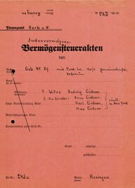 Roter Aktendeckel mit der Beschriftung: Judenvermögensakten Roter Aktendeckel mit der Beschriftung: Judenvermögensakten