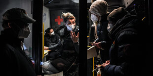 Menschen halten Papiere in den Händen und warten vor einer Bustür. Im Bus sitzen zwei Personen und das Symbol eines roten Kreuzes ist zu sehen. Es ist dunkel draußen