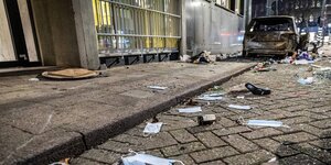 Ein Autowrack nach Randalen gegen Corona-Maßnahmen in Rotterdam