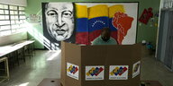 Ein Mann in Caracas in Venezuela gibt hinter einer Pappwand seine Stimme ab