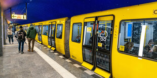 U-Bahnhof Museumsinsel mit Sternenhimmel: ein aquamarinblaues Tonnengewölbe mit 6662 Lichtpunkten