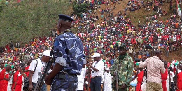 Kabarore, Provinz Kayanza: Bewaffnete Sicherheitskräfte bei einer Wahlveranstaltung am 17.07.2015.