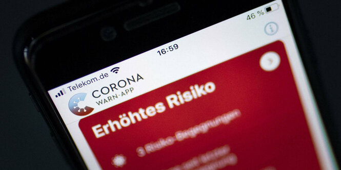 rote leuchtet die Risikowarnung der Corona-Warn-App