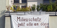 An einem Balkon hängt ein Spruchband: Milieuschutz geht alle an"