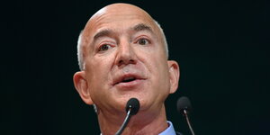 Nahaufnahme in Farbe von Amazon Jeff Bezos am Mikrofon