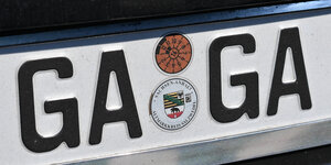 Auf einem Kfz-Kennzeichen ist die Buchstabenkombination GA - GA für den Altmarkkreis Salzwedel zu sehen.