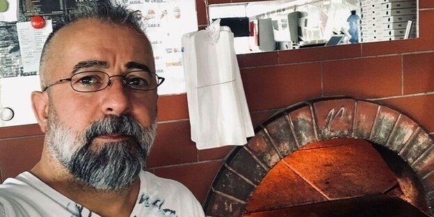 Mahmut Günez in seiner Bäckerei vor dem Ofen