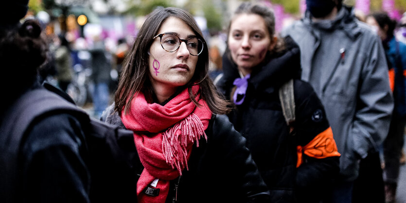 Eine Demonstrantin in der Menge