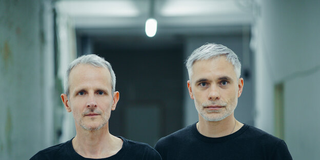 Erik Wiegend und Michael Fiedler in einem langen Flur Erik Wiegend und Michael Fiedler in einem langen Flur