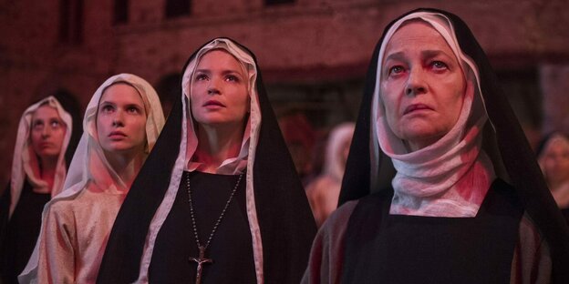 Szene aus „Benedetta“ (F 2021, R.: Paul Verhoeven): vier Nonnen