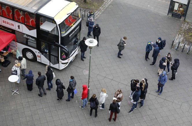 Anstehen vor dem Impfbus in Berlin am 20.11.2021