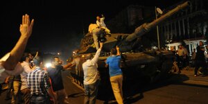 Türken erklimmen Panzer während des Putschversuchs