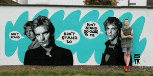 Don`t stand so clos to me und die Musikgruppe Polizei, eine junge frau steht vor dem Grafitti