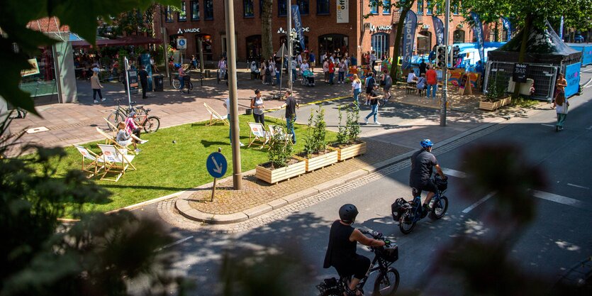 Vollsperrung auf der sonst vierspurigen Martinistraße im Sommer: Liegestühle, Kunstrasen, Surfwelle, Radfahrende...