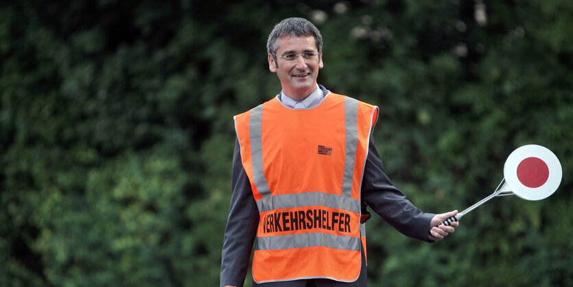 2010 gab sich der Verkehrsminister von Rheinland-Pfalz als Schülerlotse aus