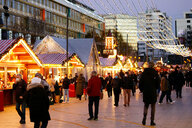 Das Bild zeigt eine Szene auf dem Weihnachtsmarkt an der Gedächtniskirche.