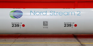 Logo von Nord Stream auf einem Rohr