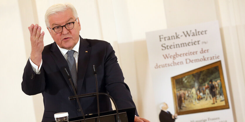 Bundespräsident Frank-Walter Steinmeier präsentiert im Schloss Bellevue das Buch «Wegbereiter der deutschen Demokratie - 30 mutige Frauen und Männer 1789-1918» und hält eine Ansprache.