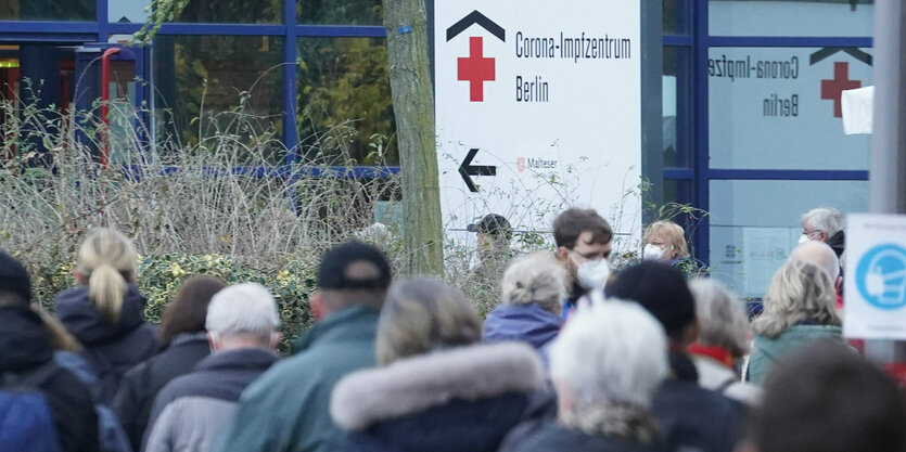 Warteschlange vor Berliner Impfzentrum