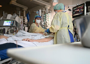 Krankenpflegerinnen versorgen in einer Intensivstation einen Covid patienten