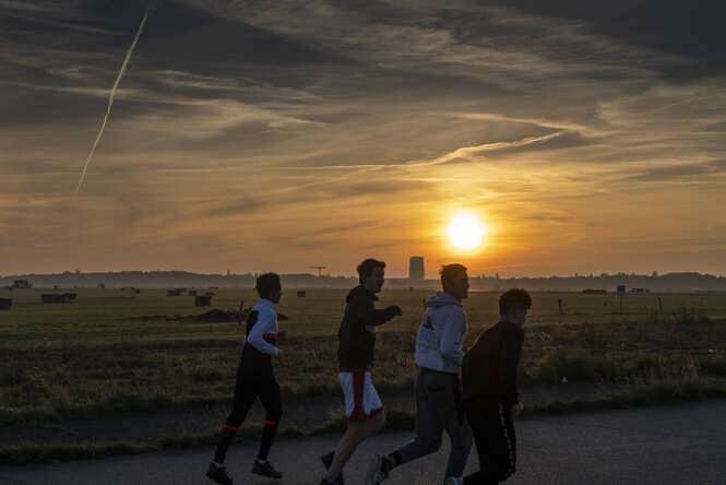 Menschen joggen im Abendlicht