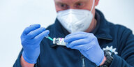 Eine Impfspritze wird von einem Mitarbeiter des Polizei Gesundheitsteams im Impfzentrum der 1. Bereitschaftspolizeiabteilung in München vorbereitet.