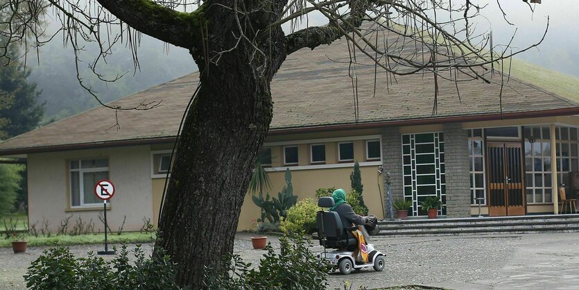 das Haupthaus der Colonia Dignidad Villa Baviera in einer nebligen Landschaft