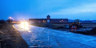 Das KZ Auschwitz am Abend Aussenaufnahme