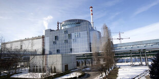 Ein Atomkraftwerk in einer winterlandschaft