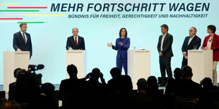 Christian Lindner, Olaf Scholz, Annalena Baerbock spricht, Robert Habeck, Norbert Walter-Borjans und Sskia Esken stehen vor dem Slogan "Mehr Fortschritt wagen"