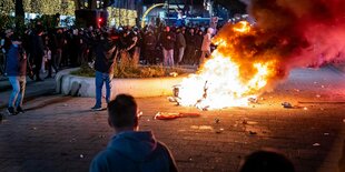 : Bei einem Protest gegen die 2G-Politik auf dem Coolsingel wurde ein Roller in Brand gesetzt