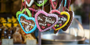 Du fehlst mir" steht auf einem Lebkuchenherz (M), das an einem Stand auf einem Weihnachtsmarkt