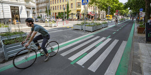 Radfahrer auf Pop-up-Radweg