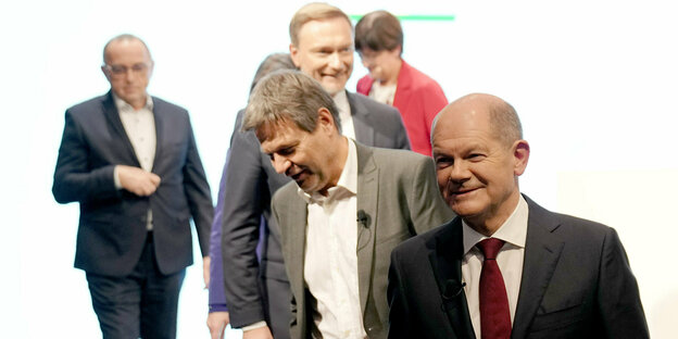 Olaf Scholz (r), SPD-Kanzlerkandidat und geschäftsführender Bundesminister der Finanzen, Annalena Baerbock (verdeckt), Bundesvorsitzende von Bündnis 90/Die Grünen, Robert Habeck (3.vr), Bundesvorsitzender von Bündnis 90/Die Grünen, Christian Lindner (2.vl