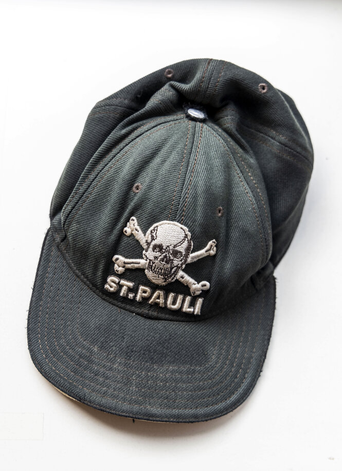 EIn Basecap mit dem Schritzug "FC St. Pauli" – Christian Raschke verkauft auch FC-St.-Pauli-Fanartikel und trägt sie auch selbst