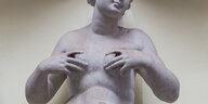 Die weiblichen Brüste einer Skulptur