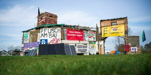 eine Wagenburg aus Wohnwagen, mit der Aktivisten gegen den Bau der Küstenautobahn A20 protestieren